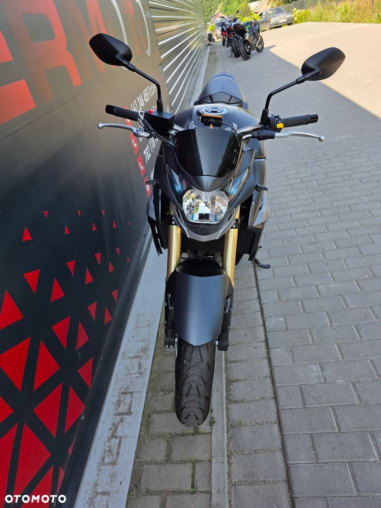 Suzuki GSR - 16
