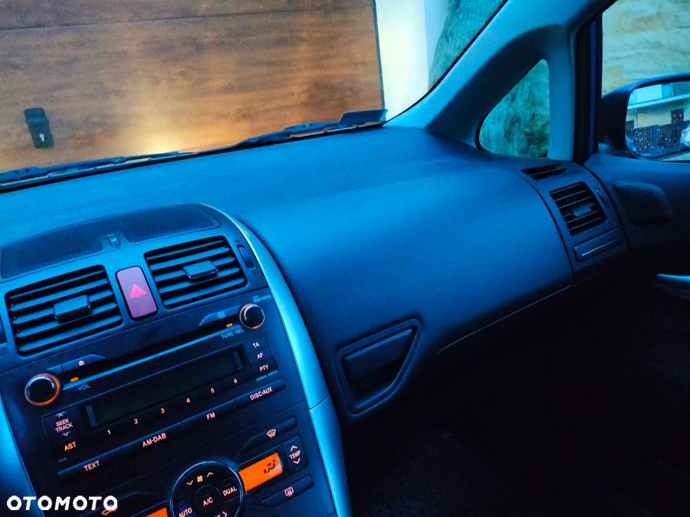 Toyota Auris 1.6 Premium - 16