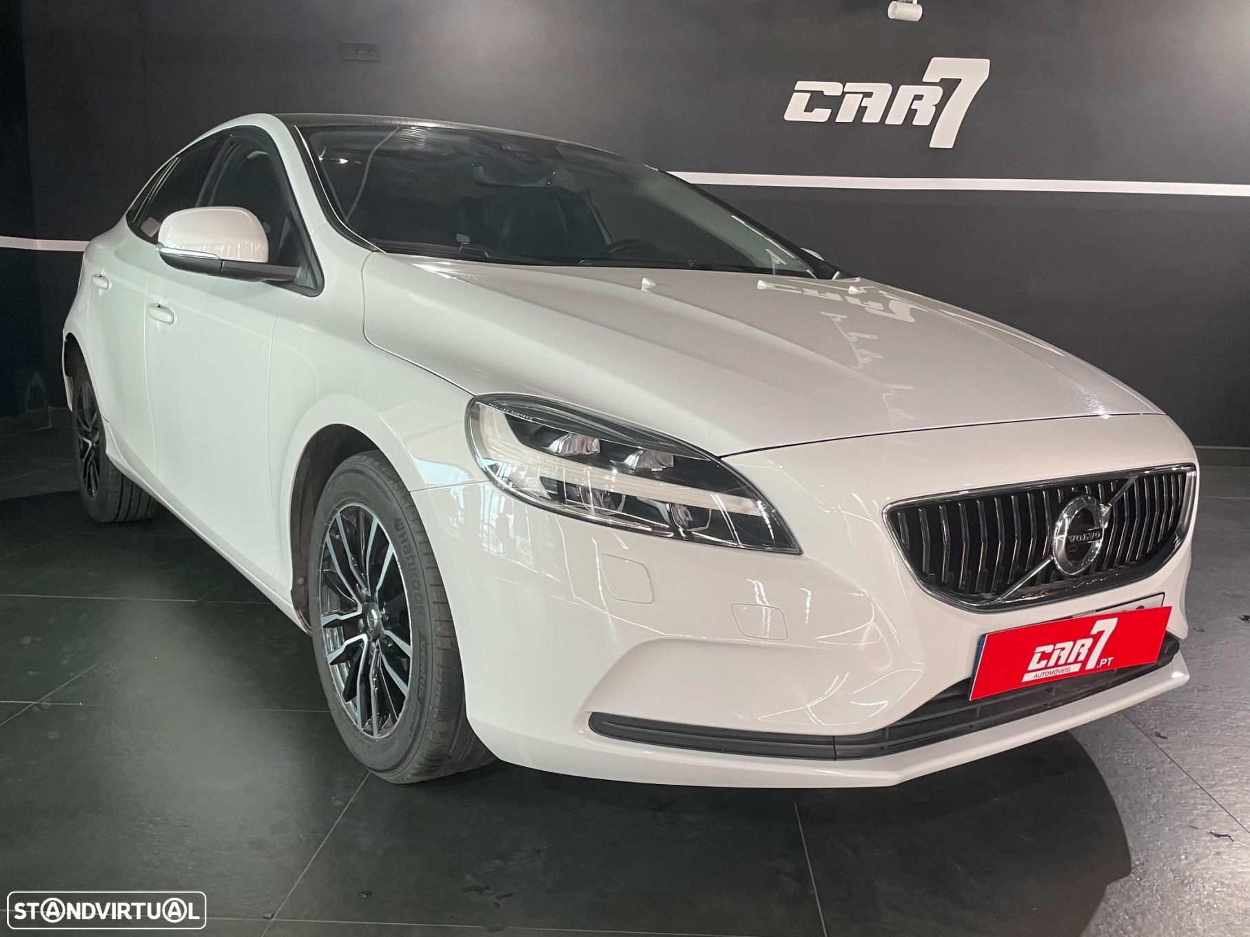 Volvo V40 2.0 D2 Momentum Eco - 1