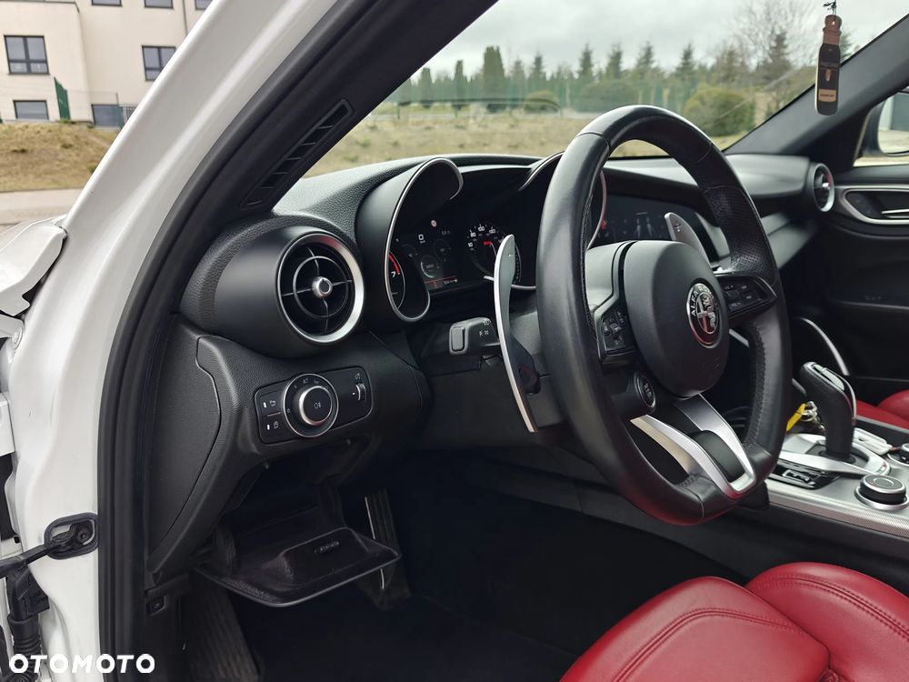 Alfa Romeo Giulia 2.0 Turbo 16V AT8 Veloce Ti - 26