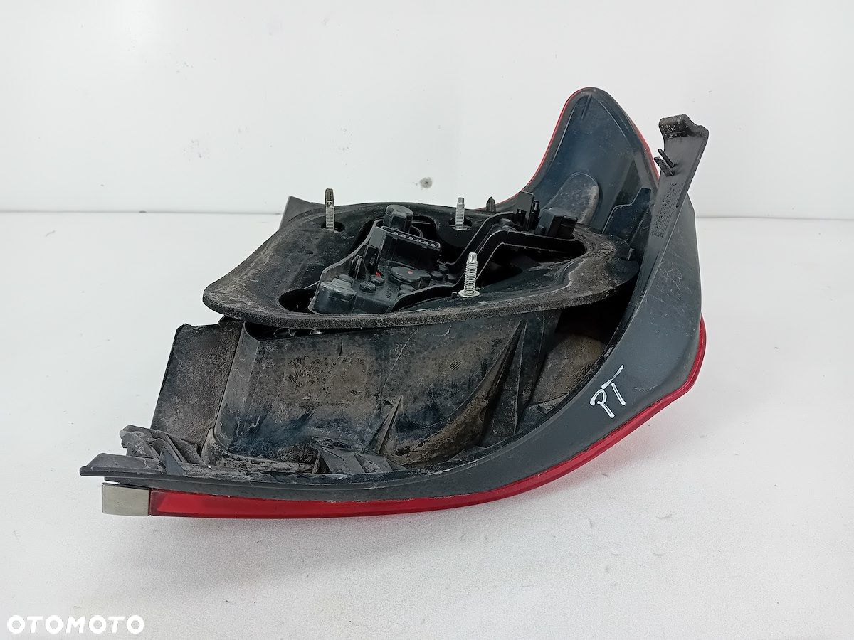LAMPA TYLNA PRAWA TOYOTA AVENSIS II T25 1.8 16V BENZYNA HATCHBACK 05-48 - 4