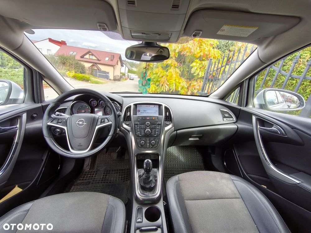 Opel Astra 2010 photo 2