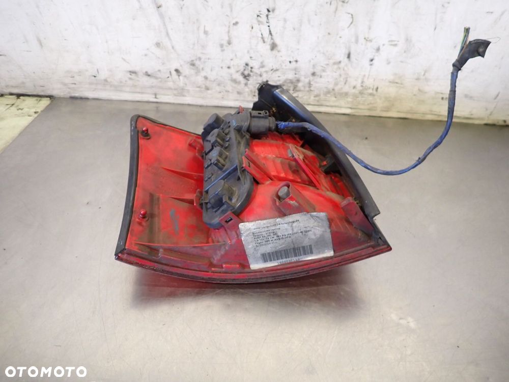 LAMPA PRAWA TYLNA AUDI A4 B6 - 7