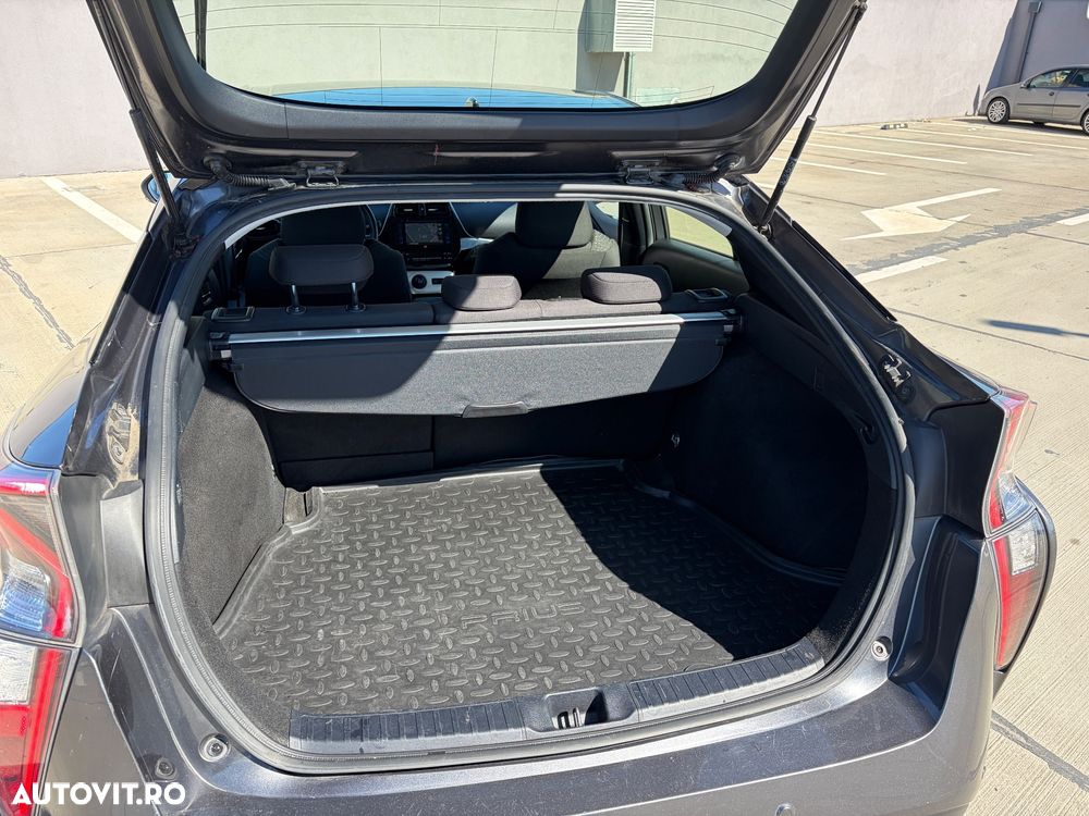 Toyota Prius (Hybrid) Executive - 12