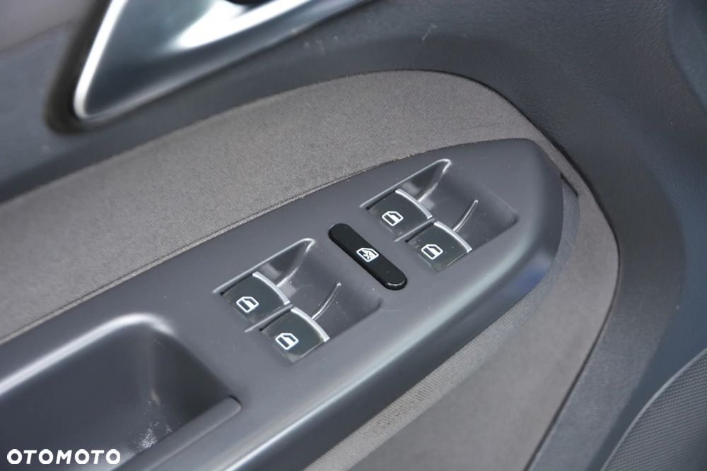 Volkswagen Touran 2.0 TDI DPF BlueMotion Technology Highline - 24
