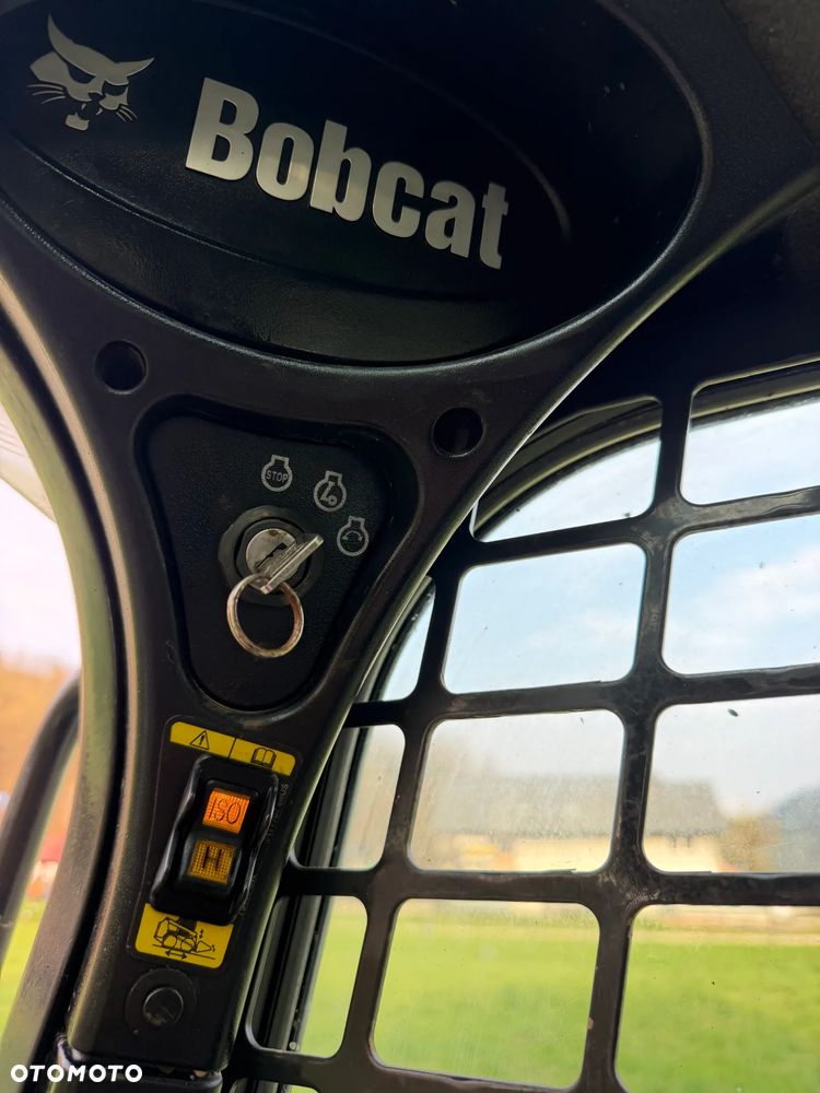 Bobcat S450 ładowarka 4x4 wózek terenowy. Łyżka. Pełne sterowanie z dżojstika jazda i praca. Aktualne serwisy DEKRA 2026r. Dokumentacja Pełna. Silnik Kubota 4cyl 55km. Maszyna Jak Nowa z Salonu! Pochodzi z Norweskiego Gospodarstwa! 2019 rok 1880 mtg! Zero luzów i wycieków. Bardzo mocna i wydajna maszyna o małych gabarytach! Idealna do stajni oraz Budownictwa. OKAZJA TANIO 3 wyjścia Hydrauliczne pod urządzenia!! - 37