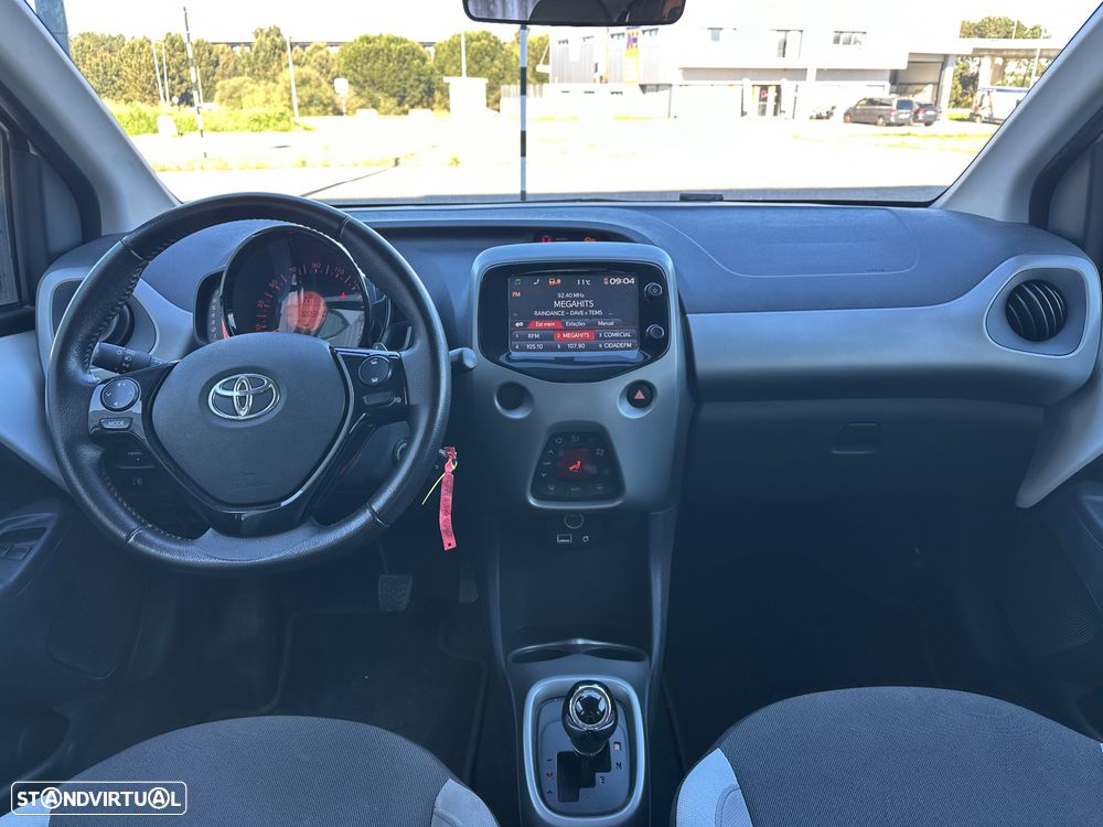 Toyota Aygo x-shift x-play - 9