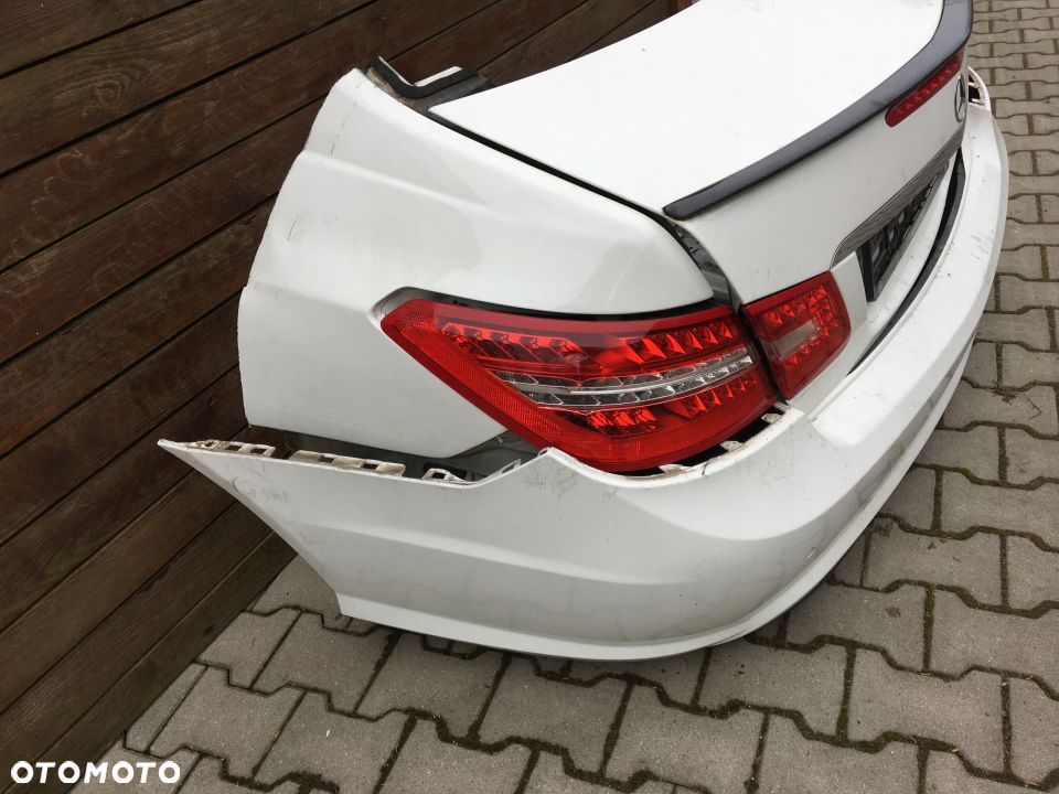 MERCEDES 207 coupe amg tylny pas 650 - 2