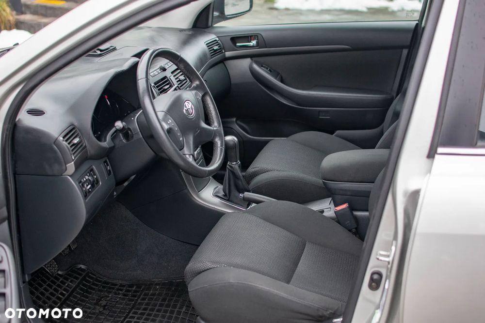Toyota Avensis - 39
