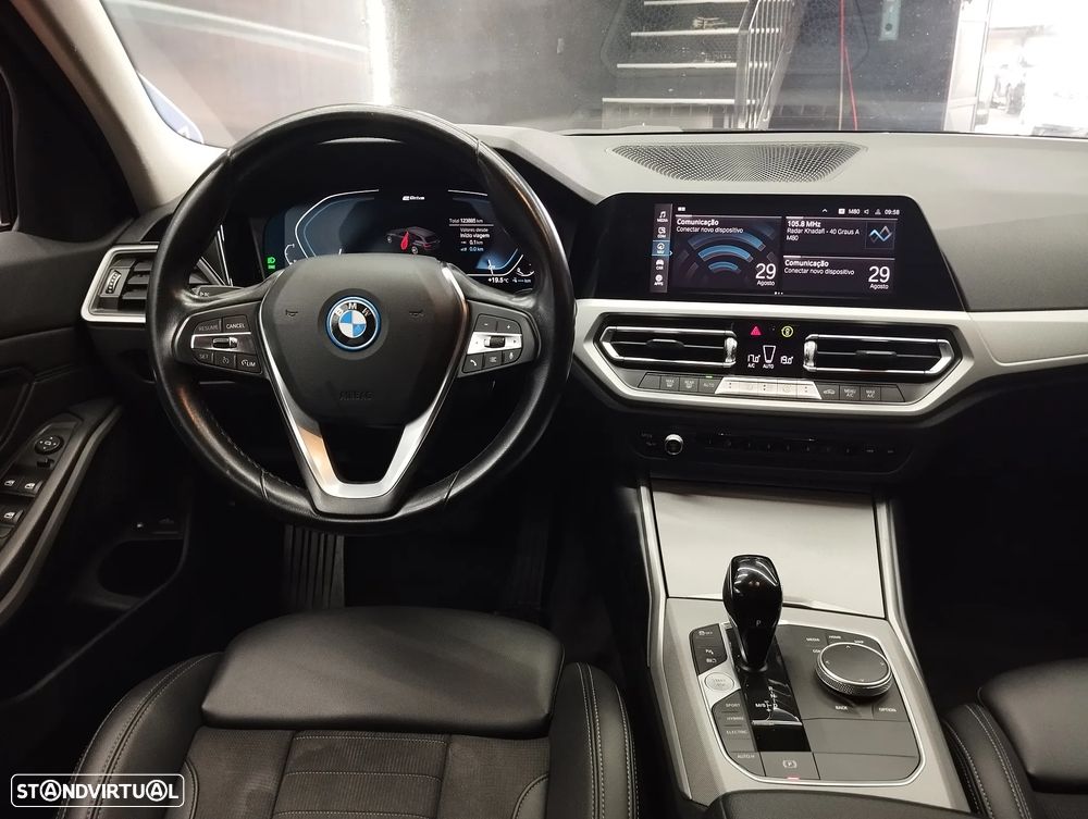 BMW 330 e Touring Line Sport Auto - 18