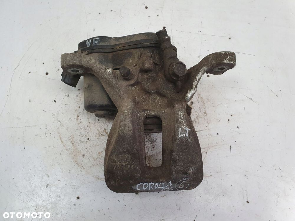 Toyota Corolla XII E21 TYLNY ZACISK HAMULCOWY lewy tył KIEROWCY A006B119B - 1