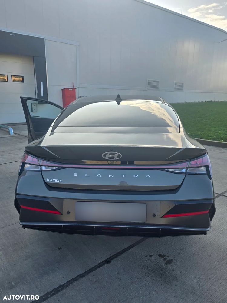 Hyundai Elantra 1.6 l 123 CP CVT Highway - 11