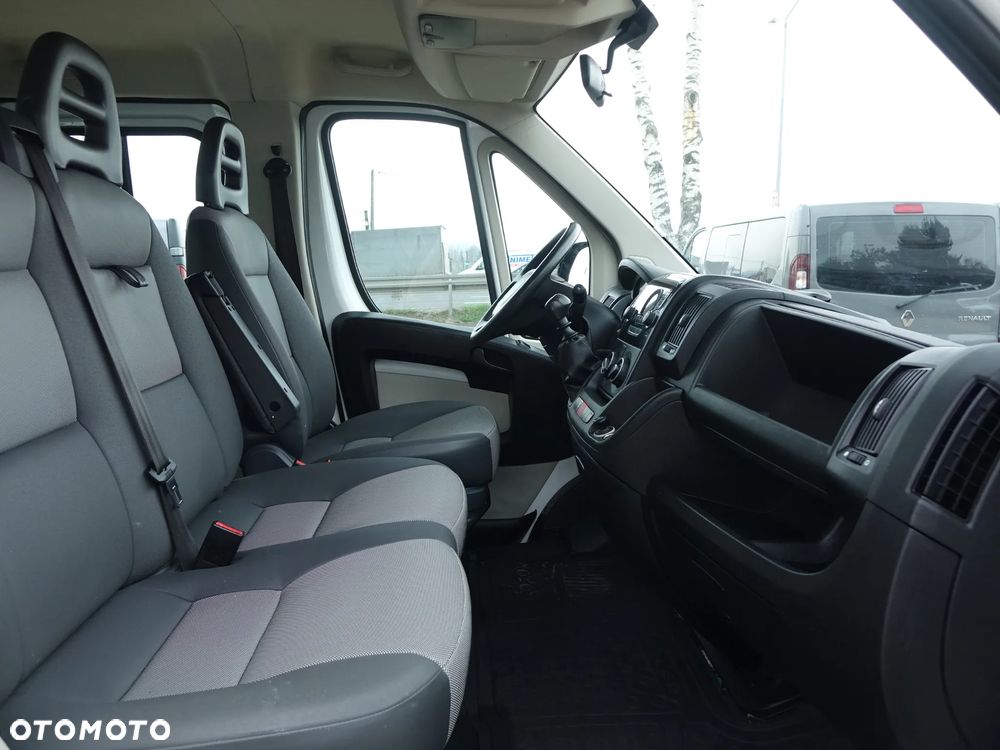 Peugeot Boxer 3.0 180 KM DOKA 7-osobowy skrzynia ładunkowa - 7