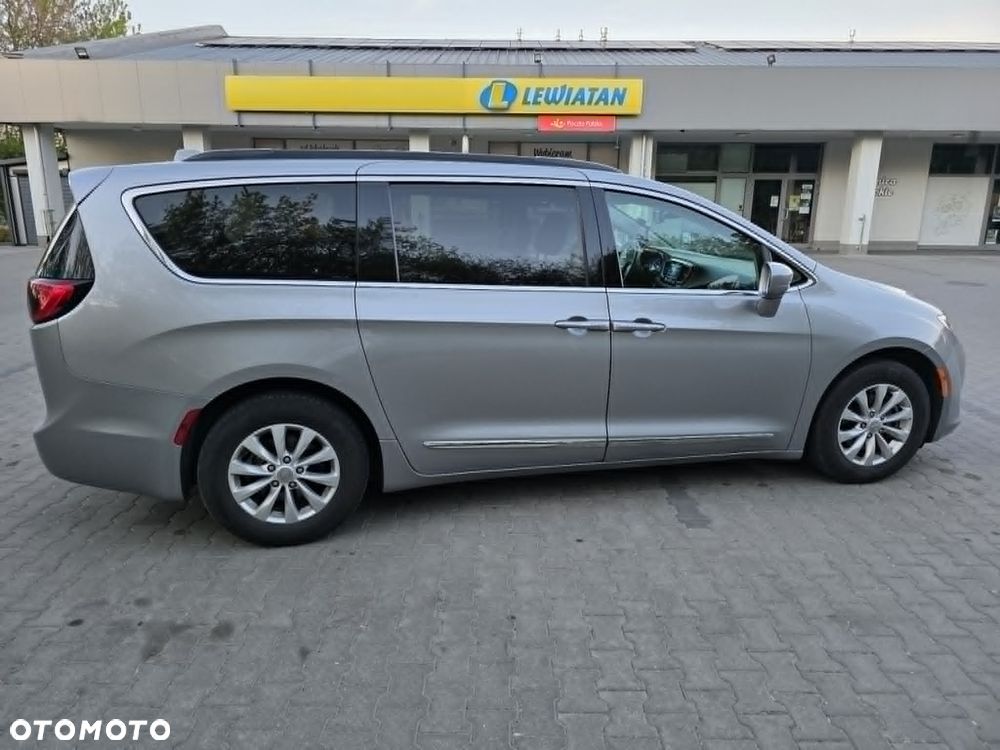 Chrysler Pacifica - 16