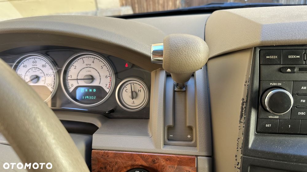 Chrysler Town & Country - 13