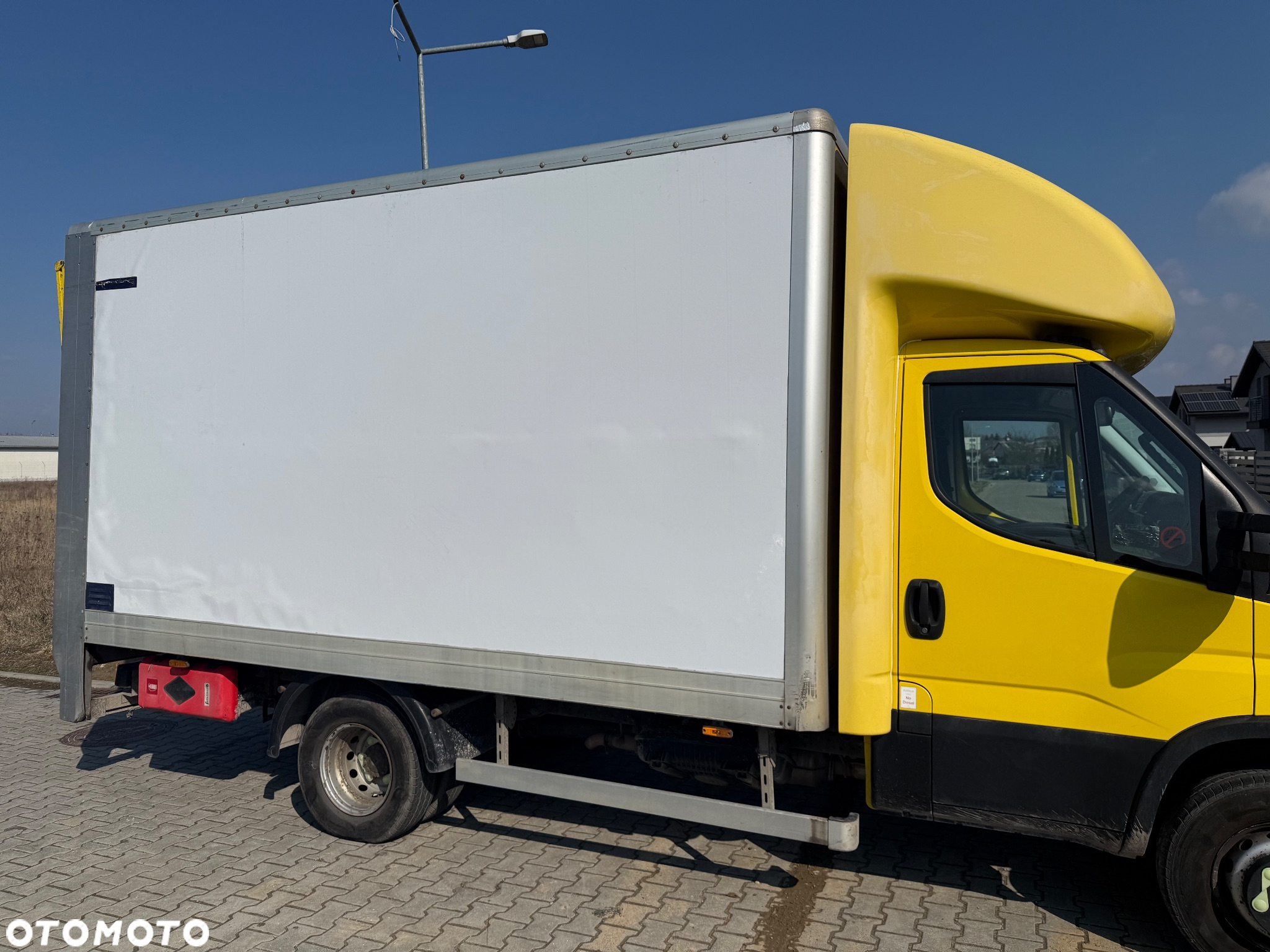 Zabudowa kontener z lekka winda DHollandia IVECO Daily 70c - 9