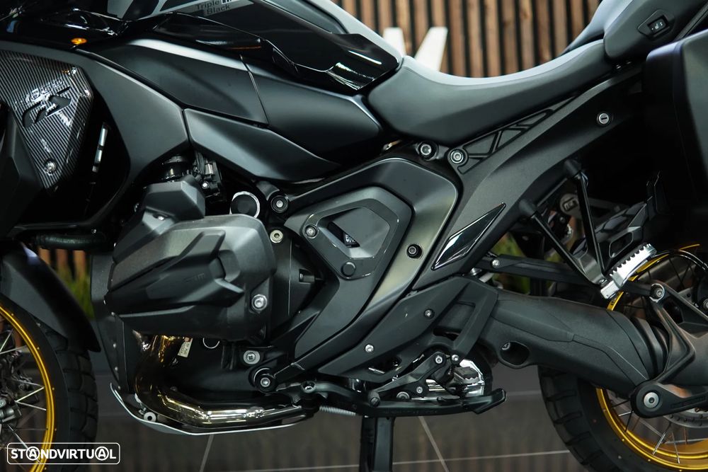 BMW R 1300 GS TRIPLE BLACK C/RODAS RAIOS DOURADAS - 28