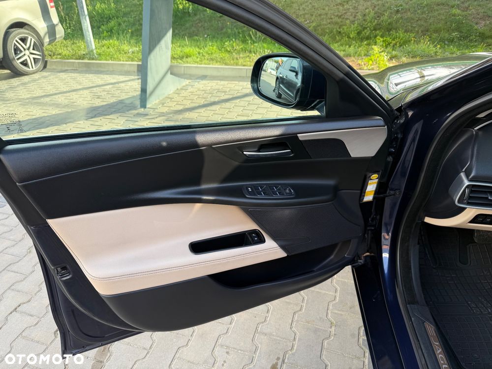 Jaguar XE 2.0 D Prestige - 9
