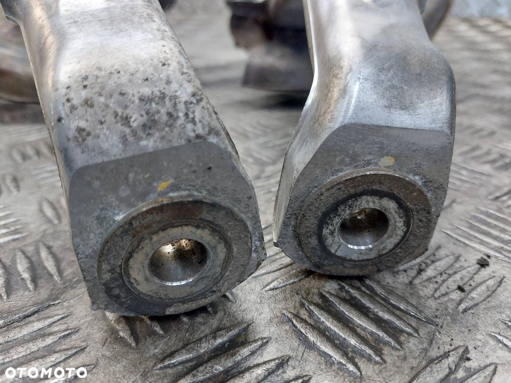 PIASTA ZWROTNICA LEWY PRZÓD + PRAWY PRZÓD LEXUS IS II 2.2 D - 6