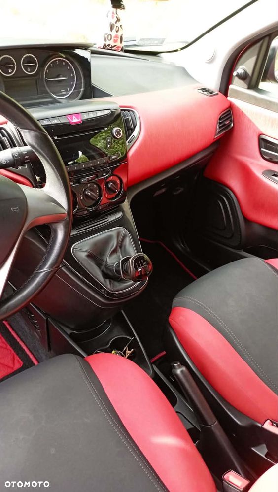 Lancia Ypsilon 1.2 8V Black&Red S&S - 4