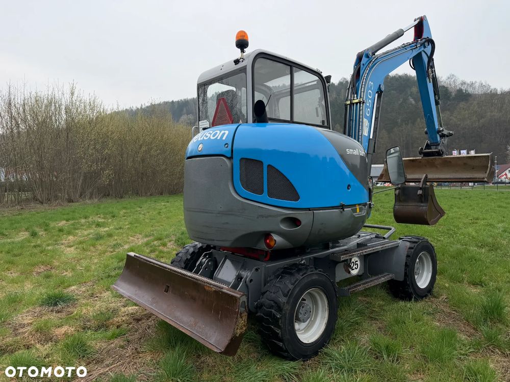 Wacker Neuson 6503 Koparka Kołowa 7ton. Nowe Podwójne Opony z felgami dodatkowe! Niski Przebieg. Maszyna w Bardzo ładnym Stanie. Pochodzi z Komuny Norweskiej. Silnik YANMAR 65KM. Zero luzów wycieków 2 łyżki Okazja. Maszyna pracowała sporadycznie przy lekkich pracach publicznych. Zero zużycia. Dekra 2026r Dokumentacja. Stabilizatory. Zamki na tłokach. 3 sekcje Hydrauliczne. Szybka wolna Jazda. Silnik YANMAR - 5