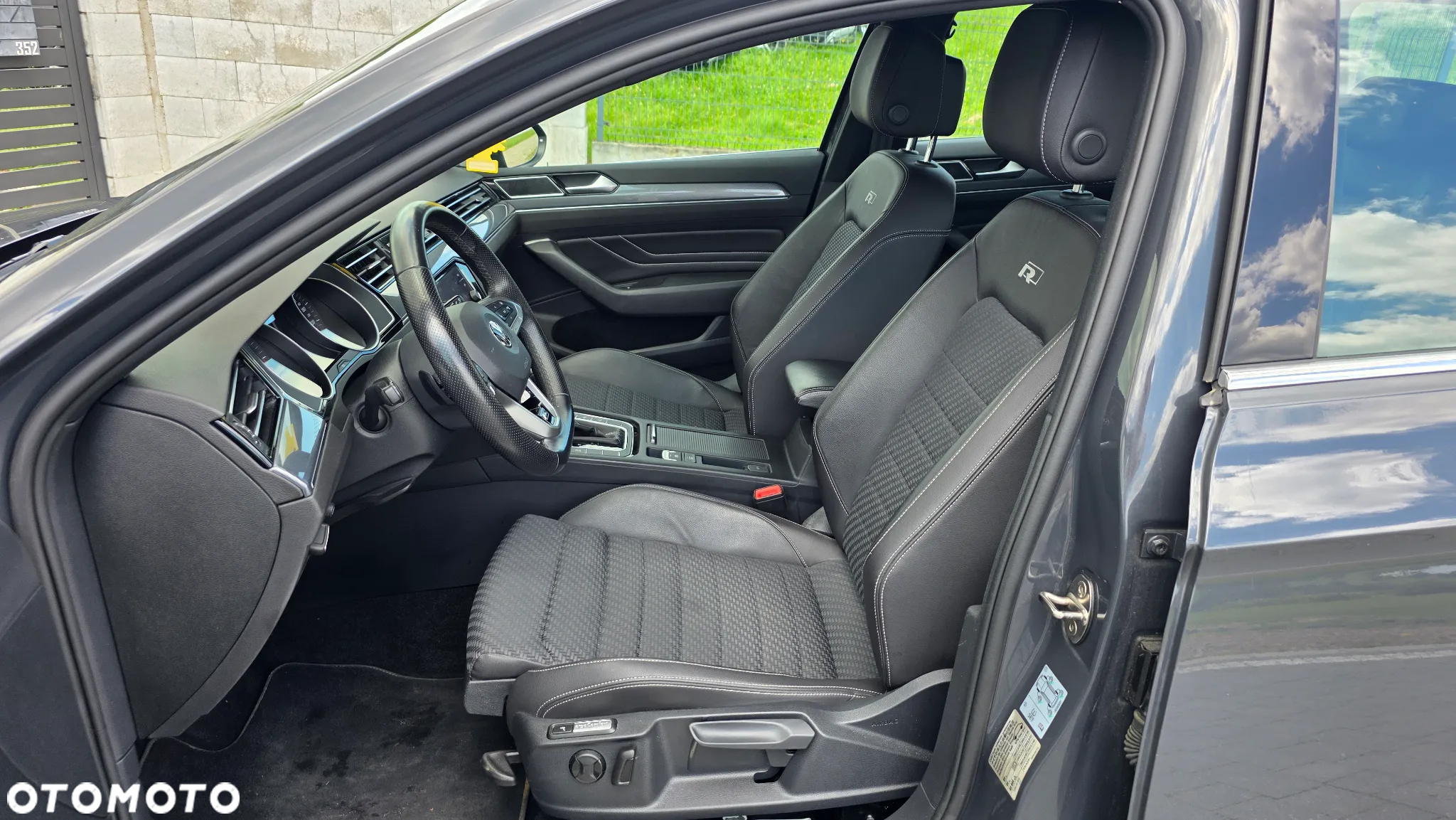 Volkswagen Passat Variant 2.0 TDI SCR DSG R-Line - 14