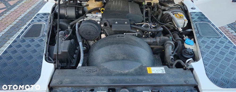 Land Rover Defender 2.2 TD4 SE - 12