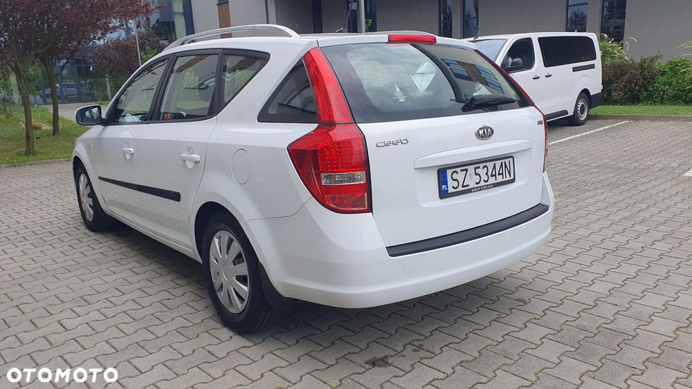 Kia Ceed - 11