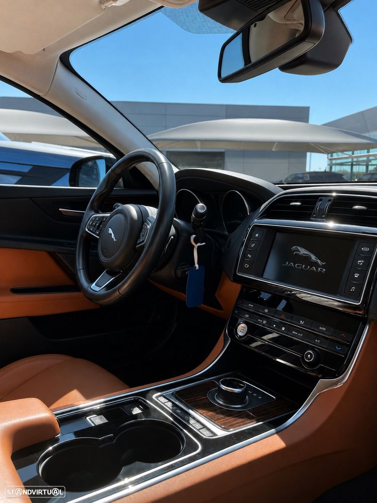 Jaguar XE - 8