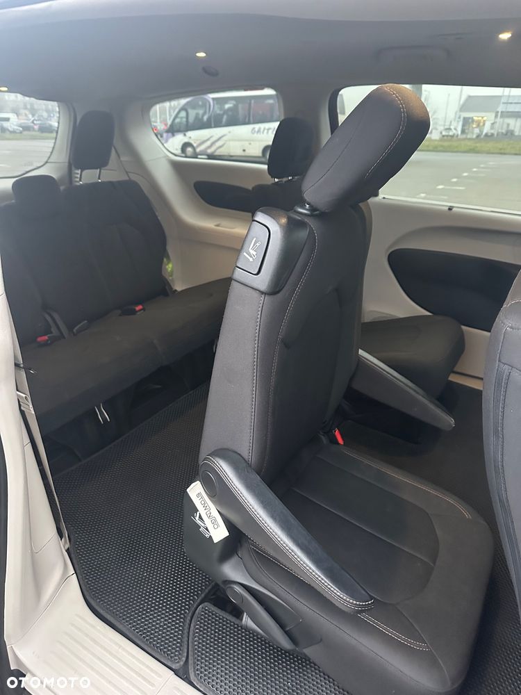 Chrysler Pacifica - 15