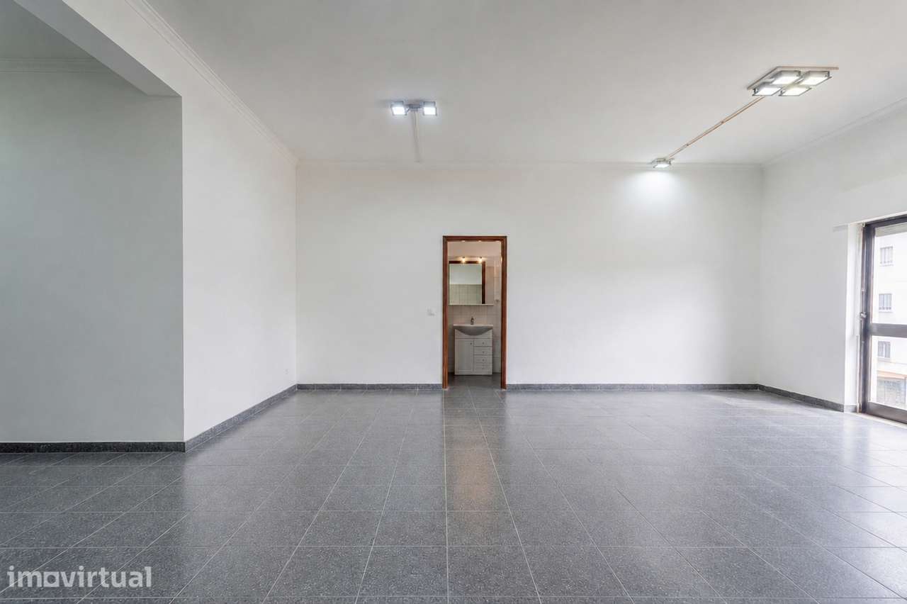 Loja c/ Excelente Luz Natural e Potencial de Conversão em Habitação T2 - Grande imagem: 4/21