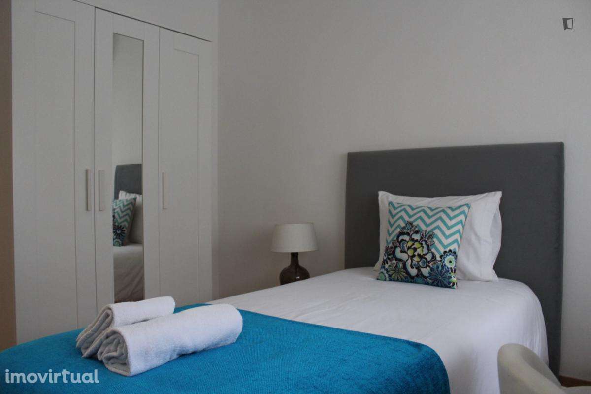 Quarto - localizado em Santa Marinha Porto - Grande imagem: 2/21