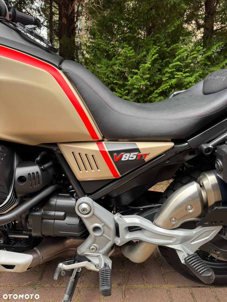 Moto Guzzi V85 - 12