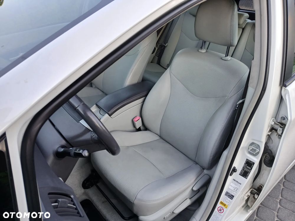 Toyota Prius (Hybrid) Executive - 19