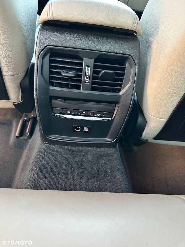 BMW Seria 3 330e M Sport - 13