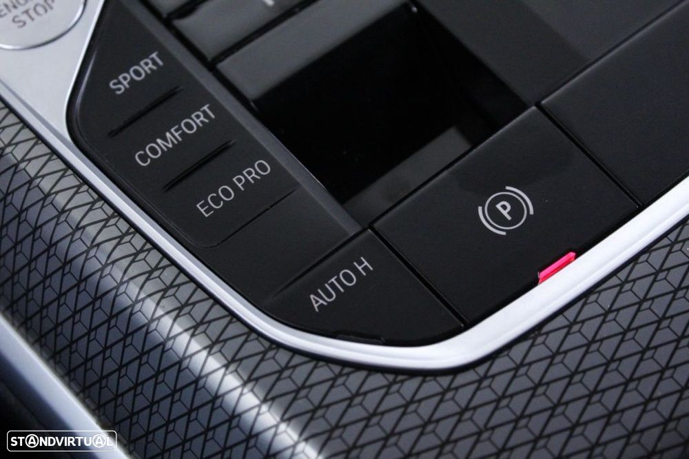 BMW 320 d Touring Pack Desportivo M Auto - 32