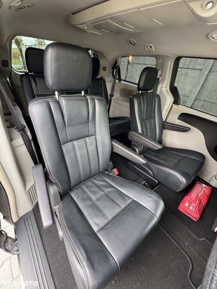 Chrysler Town & Country - 7