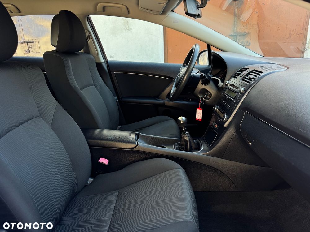Toyota Avensis 1.6 Luna - 17