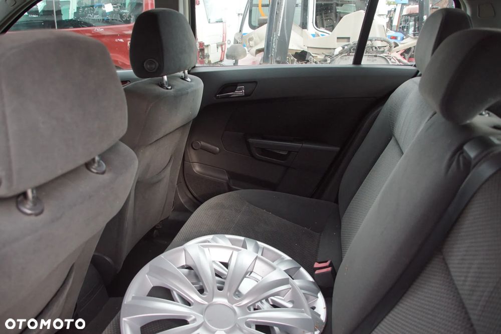 Auto na części - Opel Astra III H 1.6 105 KM Z16XEP F17 Z167 2004R Silnik Skrzynia Drzwi Maska Błotnik Zderzak Klapa Lampa Lusterko Klamka Szyba Deska Kokpit Sterownik Moduł Czujnik Licznik Wyświetlacz Panel Kierownica - 16