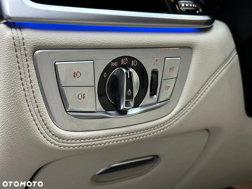BMW Seria 7 750i xDrive - 9