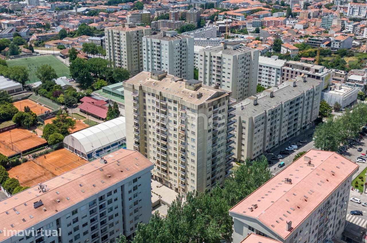Apartamento T2 renovado com garagem fechada e arrumos - Porto - Grande imagem: 2/44