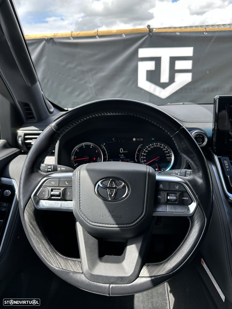 Toyota Land Cruiser 300 70th Anniversary - 17