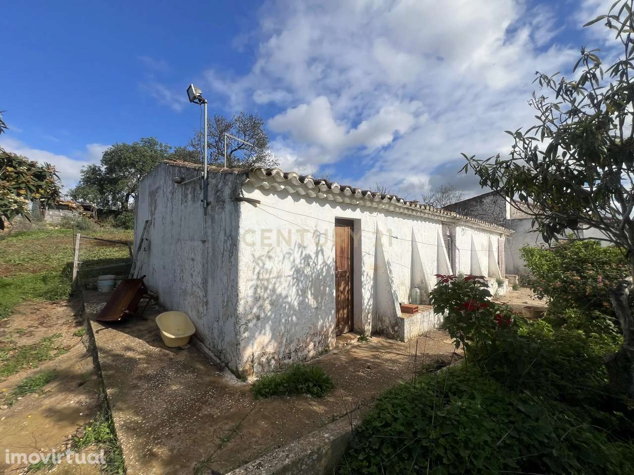 Moradia para remodelação com potencial de ampliação num terreno com 19 - Grande imagem: 4/13