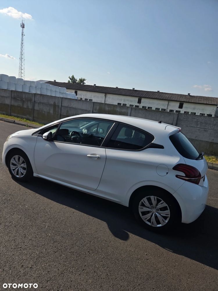 Peugeot 208 - 8