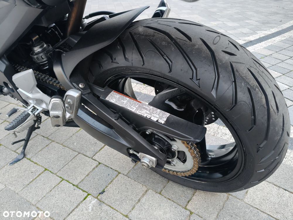 Suzuki GSR - 17