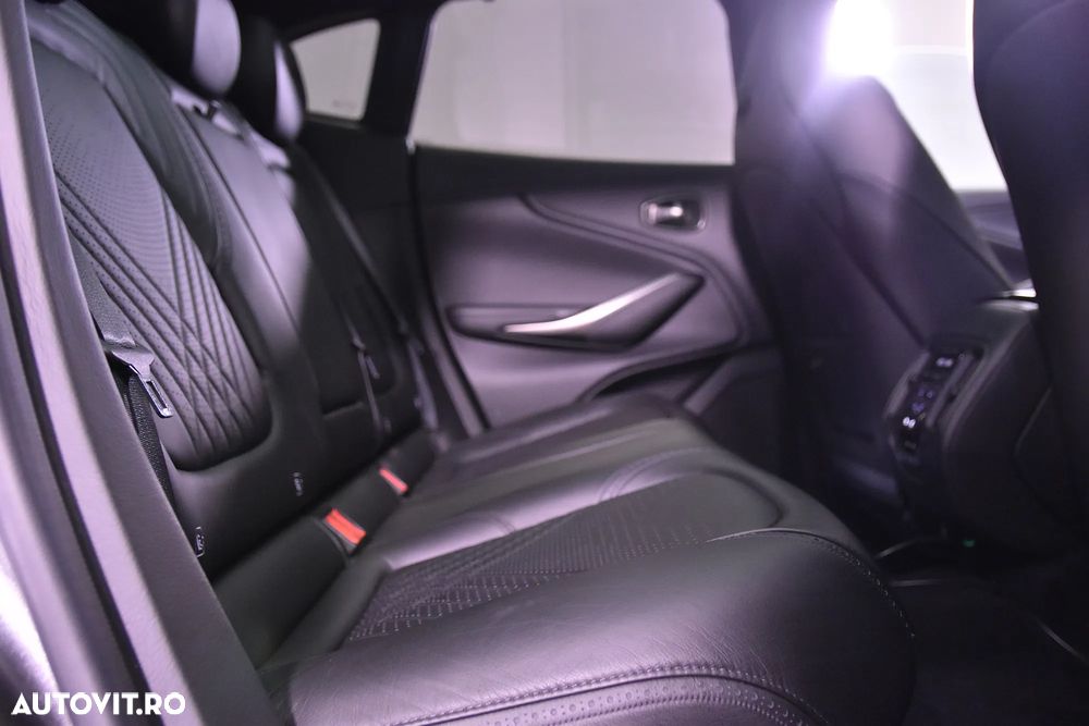 Aston Martin DBX - 12
