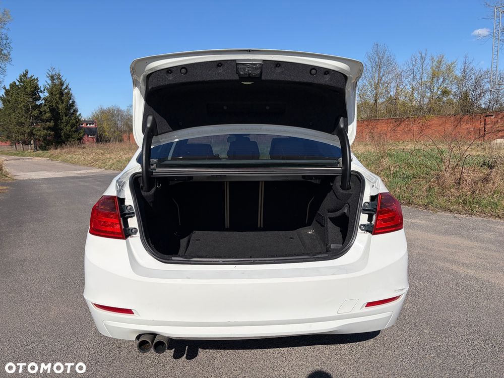 BMW Seria 3 328i xDrive - 14