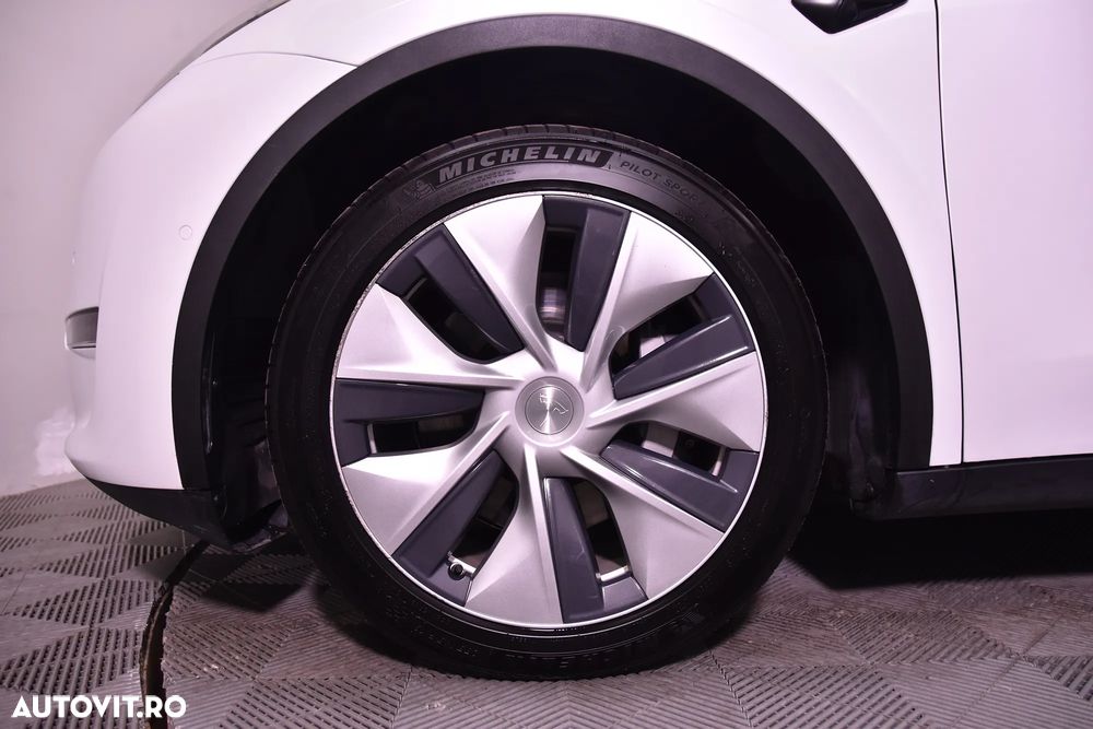 Tesla Model Y - 14