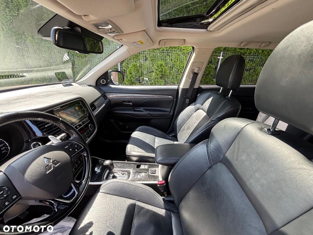 Mitsubishi Outlander 2.0 Intense + Navi 4WD CVT - 29