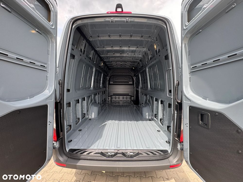 Mercedes-Benz Sprinter - 25